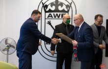 Wręczenie statuetki na ręce Władz Uczelni za AMP